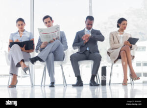 oficina del sat con personas atendiendo filas