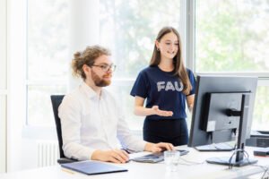 oficina del sat con personas atendiendo tramites