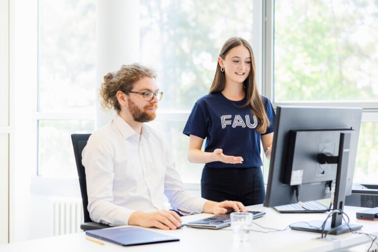 oficina del sat con personas atendiendo tramites