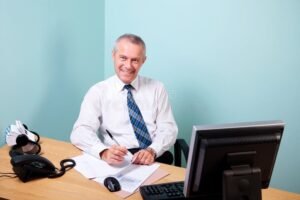 oficina del sat con personas haciendo tramites