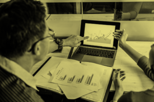 oficina del sat con personas tramitando documentos