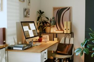 oficina en casa con computadora y documentos