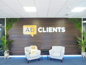 oficina moderna con atencion a clientes pymes