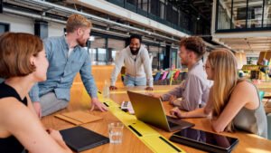 oficina moderna con gente buscando empleo