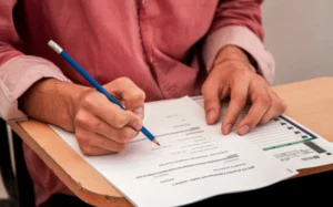 Cómo Registrar Mi Empresa en el SAT y Cumplir con sus Requisitos 1 oficina sat con persona llenando formularios