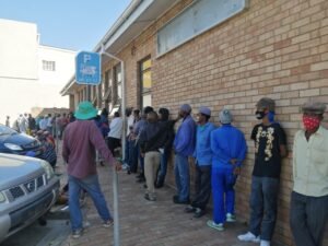 oficina sat con personas haciendo fila