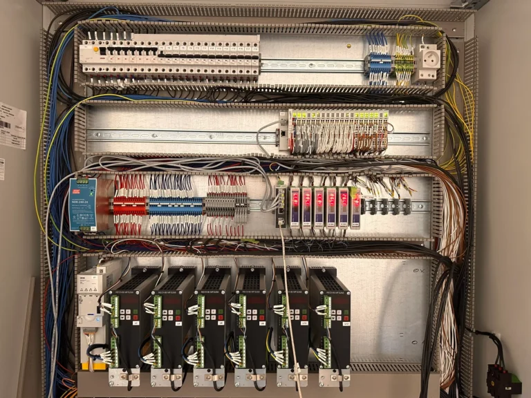 panel electrico con cables organizados y herramientas