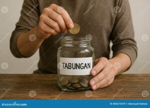 persona ahorrando dinero en frasco transparente