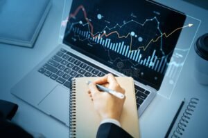 persona analizando graficos financieros en escritorio