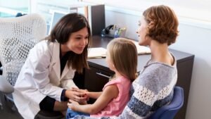 persona ayudando a madre en tramite imss
