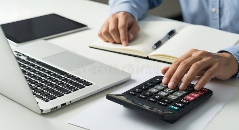 persona calculando finanzas en escritorio ordenado