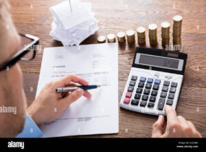 Quién debe pagar impuesto al aguinaldo en México y cómo calcularlo 2 persona calculando impuestos con calculadora y documentos