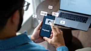 persona comprando en linea con seguridad digital