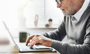 Cómo saber mi RFC si no estoy dado de alta en el SAT 41 persona consultando documentos fiscales en casa