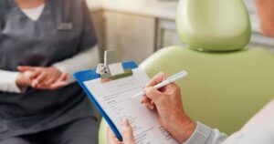 persona consultando documentos medicos y formulario