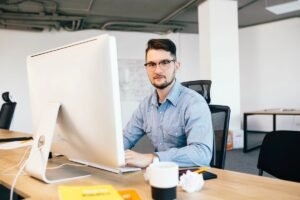 Cómo puedo consultar el sueldo con el que estoy registrado en el IMSS 8 persona consultando informacion laboral en computadora