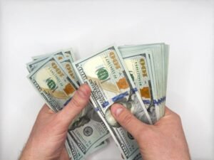 persona contando billetes en mano abierta