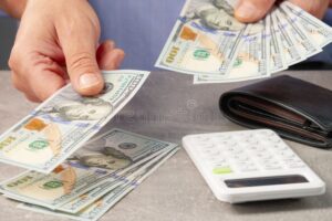 persona contando dinero en escritorio ordenado