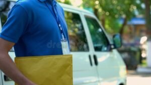 persona entregando documentos en oficina de atencion