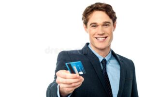persona entregando tarjeta bancaria sonriente