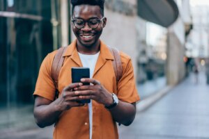 persona enviando dinero con telefono movil