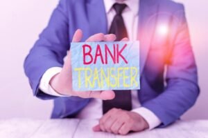 persona escribiendo concepto en transferencia bancaria