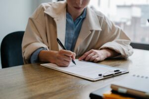 Cómo elaborar un CV de un administrador para destacar en el trabajo 4 persona escribiendo curriculum en escritorio ordenado