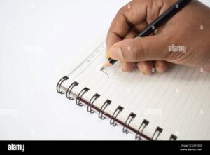 Cómo hacer una cotización por escrito de manera clara y efectiva 9 persona escribiendo en cuaderno con lapiz