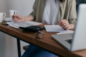 persona escribiendo factura en escritorio ordenado 1