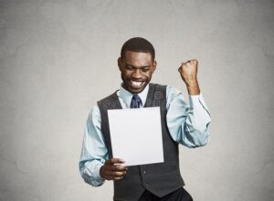 Cómo Obtener Tu Constancia Fiscal Sin Necesitar Contraseña 5 persona feliz recibiendo documento oficial