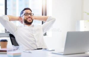 persona feliz revisando documentos fiscales en computadora