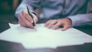 persona firmando contrato laboral formal