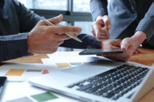 Cómo Registrar El Nombre De Mi Empresa En México De Forma Fácil 9 persona firmando documentos con computadora portatil