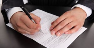 persona fisica firmando documentos empresariales