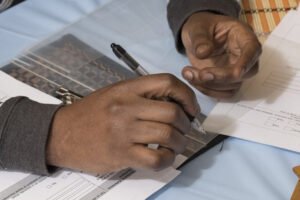 persona llenando formulario en oficina del gobierno