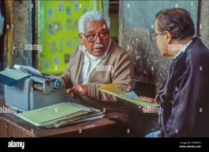 persona llenando formulario oficial mexicano 1