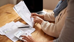 persona llenando formularios fiscales en escritorio