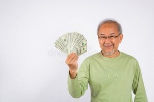 persona mayor feliz con dinero y calendario