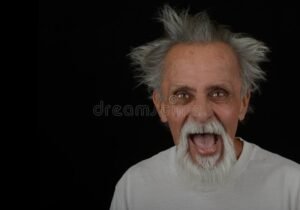 persona mayor pensando con fondo mexicano