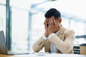 Qué Es El Mal Buró De Crédito Y Cómo Afecta Tu Historial Financiero 6 persona mirando estado financiero con expresion preocupada