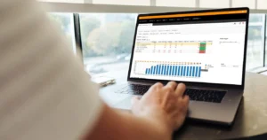 persona mostrando presupuesto digital en laptop