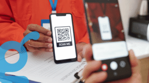 Cómo se paga con Mercado Pago de forma rápida y segura 12 persona pagando con smartphone y codigo qr
