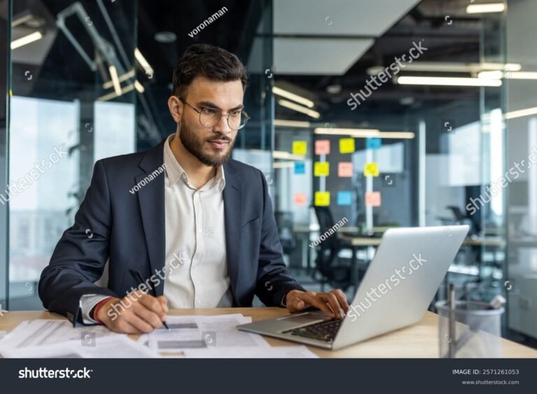 persona pensando con documentos fiscales en oficina