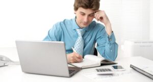 persona pensativa con documentos y calculadora