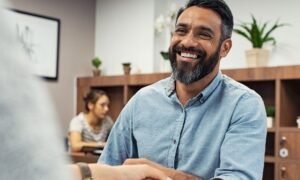 persona recibiendo asesoria financiera en oficina