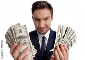 persona recibiendo dinero en mano alegremente