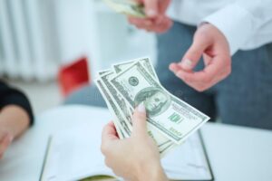 persona recibiendo pago en mano