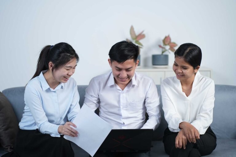 persona registrando negocio en oficina gubernamental