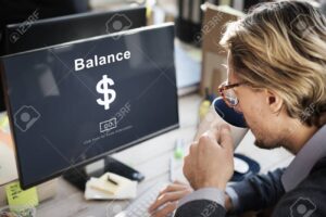 Qué Hacer Si No Me Llega Una Transferencia Bancaria 4 persona revisando cuenta bancaria en computador