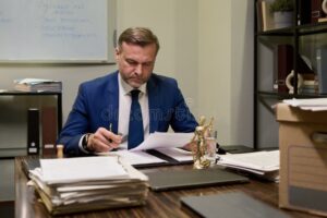 Qué derechos tengo por un despido justificado en México 3 persona revisando documento legal en oficina